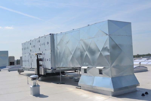 Wykonanie instalacji wentylacyjnej złożonej z czterech central VBW o całkowitym wydatku powietrza 28 100 m3/h oraz układzie chłodzenia central DAIKIN o mocy chłodnieczej 238 kW
