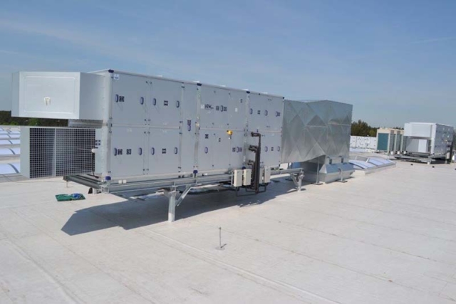 Wykonanie instalacji wentylacyjnej złożonej z czterech central VBW o całkowitym wydatku powietrza 28 100 m3/h oraz układzie chłodzenia central DAIKIN o mocy chłodnieczej 238 kW
